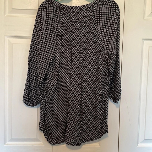 Sonoma, sz Large, navy blue peasant top. V neck. Three quarter elastic sleeves. - Picture 4 of 6